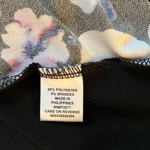 Elle Smock Neck Blouse Black Floral Size Large #310 - Picture 5 of 7